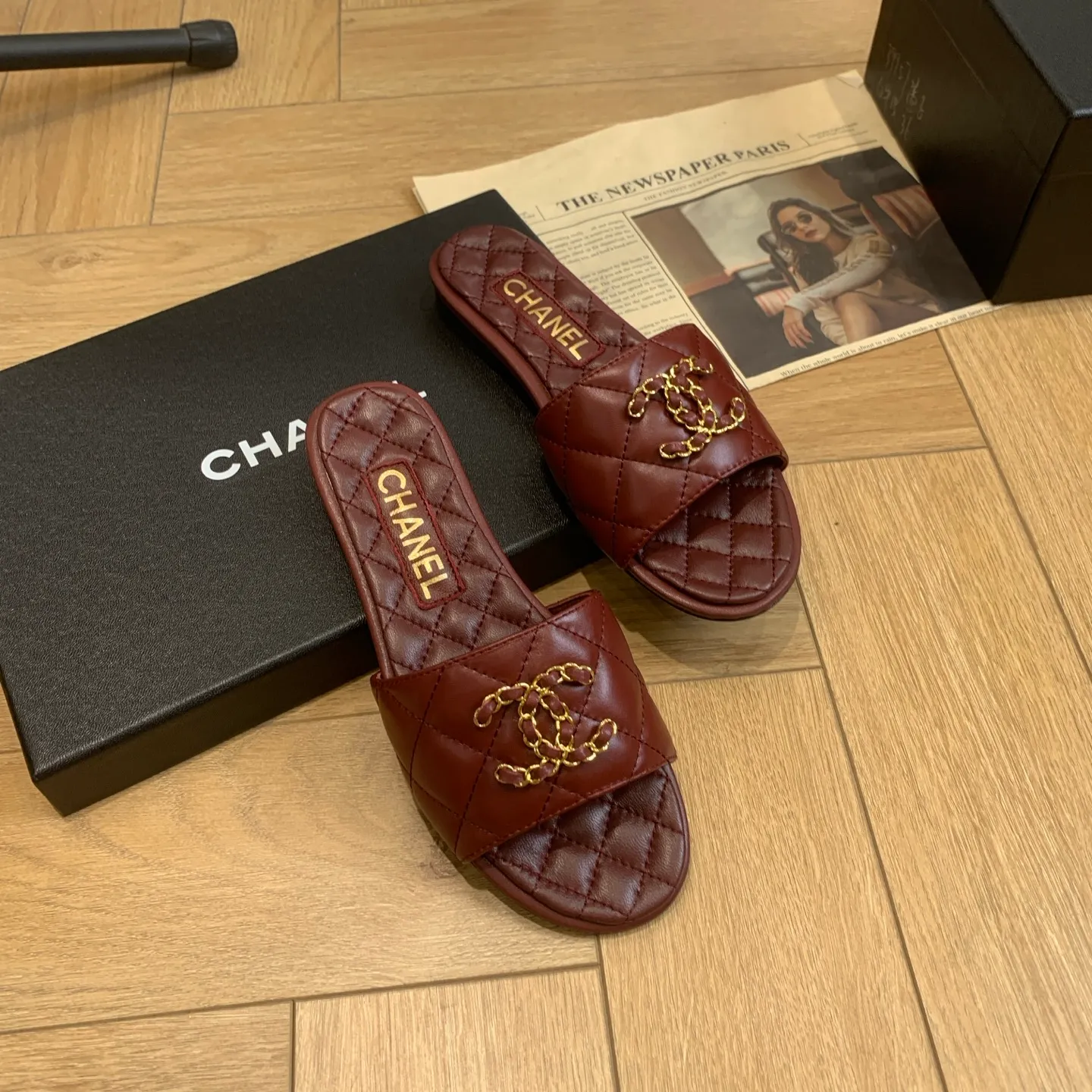 👟👟Ex-factory price 500👟👟 🍀Chanel Xiaoxiang 25ss new lazy double C-buckle slippers. Versatile, slimming and elegant slippers. A slipper with great appearance. It looks great with any combination! Lazy slippers are worth recommending. Calfskin upper, mixed sheepskin lining, Italian genuine leather outsole. Size: 35-41 (40 and 41 customized, non-refundable) 👉